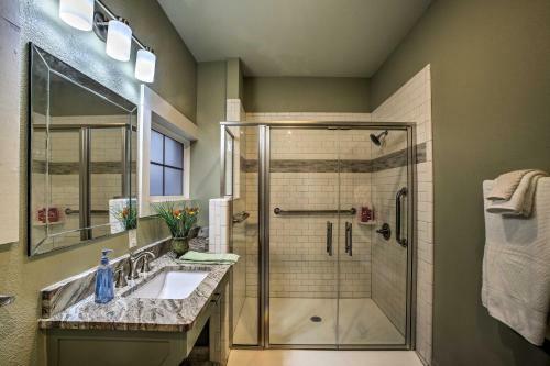 Downtown Branson Cottage With Pool Access!