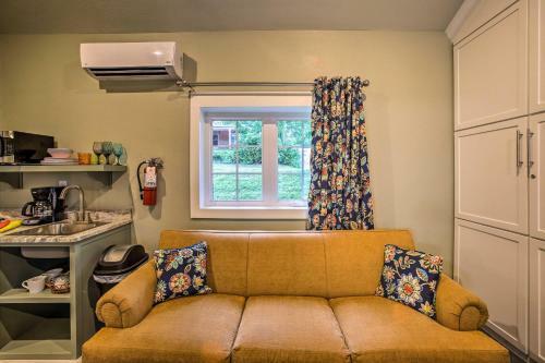 Downtown Branson Cottage With Pool Access!
