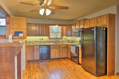 Table Rock Getaway With Fire Pit And Lake Access!