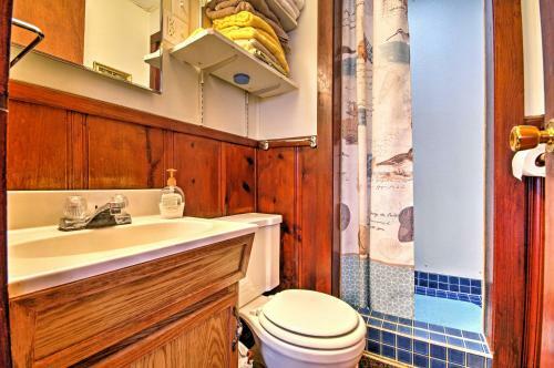 Cozy Camdenton Cottage With Deck And Boat Dock Access!