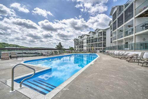 Apartamento Lakefront Camdenton Condo With Deck, Shared Pool