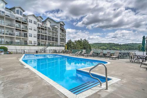 Apartamento Lakefront Camdenton Condo With Deck, Shared Pool