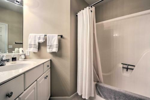 Apartamento Cozy Lakeside Paradise With Porch And Pool Access