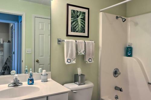 Apartamento Cozy Lakeside Paradise With Porch And Pool Access