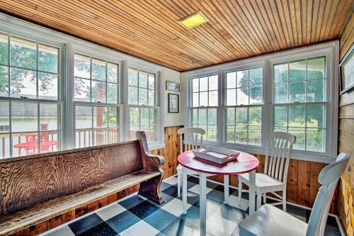 Remodeled Historic Farmhouse About 20 Mi To Kc!