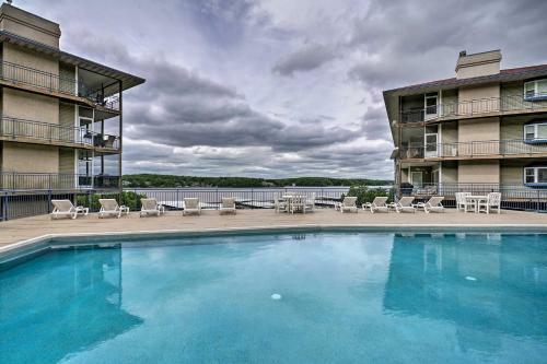 Apartamento Waterfront Lake Ozark Condo With Deck And Pools