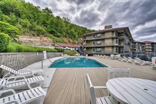 Apartamento Waterfront Lake Ozark Condo With Deck And Pools