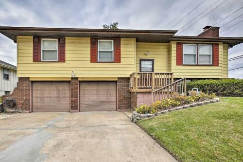 Pet-friendly Getaway With Yard - 12mi To Downtown Kc