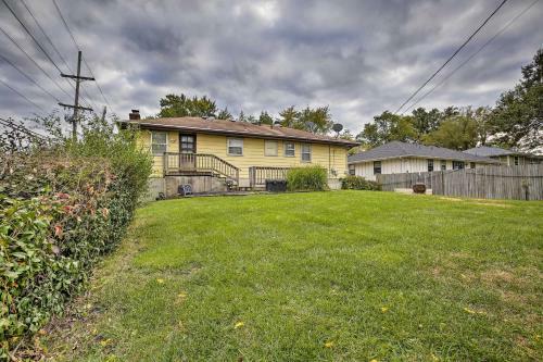 Pet-friendly Getaway With Yard - 12mi To Downtown Kc