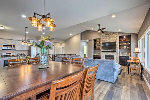 Pet-friendly Lake Ozark Escape With Deck And Views