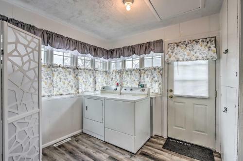 Cozy Updated Getaway In Central Nevada, Mo!
