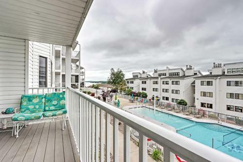Apartamento Pool-view Condo Walk To Shops, 4mi To Lake!