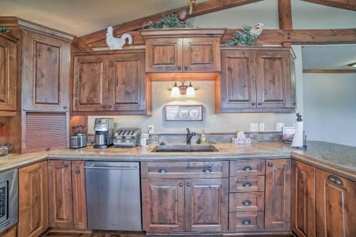 Home With 2 Decks And Fire Pit-steps To Table Rock Lake