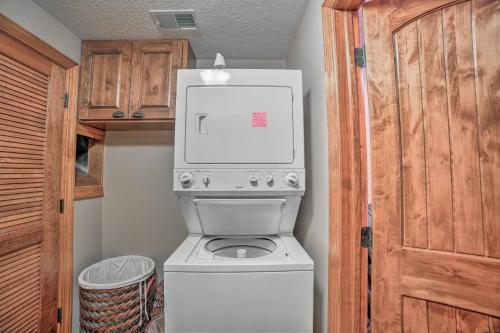 Home With 2 Decks And Fire Pit-steps To Table Rock Lake