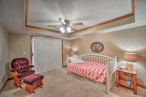 Home With 2 Decks And Fire Pit-steps To Table Rock Lake