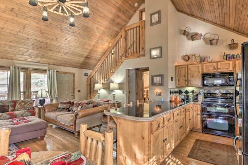 Home With 2 Decks - 10mins To Silver Dollar City