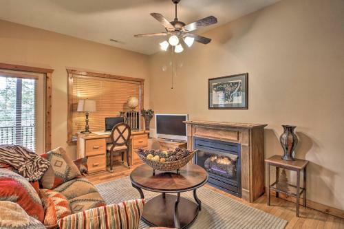 Home With 2 Decks - 10mins To Silver Dollar City