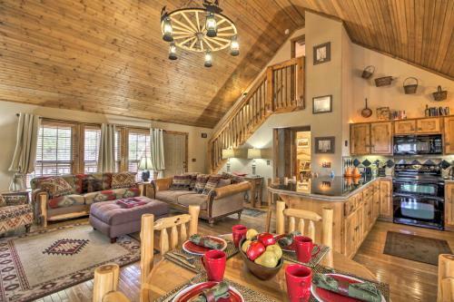 Home With 2 Decks - 10mins To Silver Dollar City