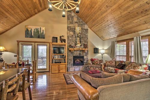 Home With 2 Decks - 10mins To Silver Dollar City