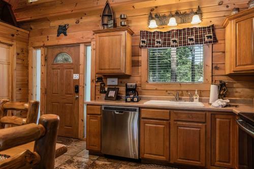 Premium Log Cabin Vacation Experience, Hottub,firepit, Woods Ozark Preserve