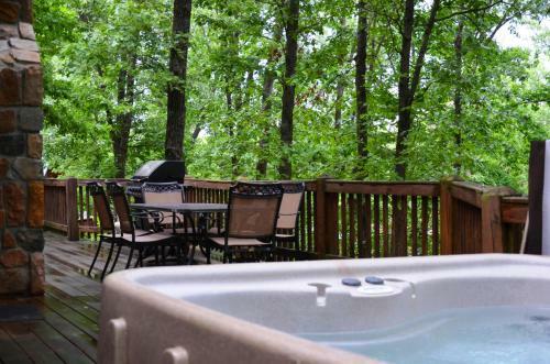 Premium Log Cabin Vacation Experience, Hottub,firepit, Woods Ozark Preserve