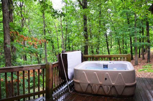 Premium Log Cabin Vacation Experience, Hottub,firepit, Woods Ozark Preserve