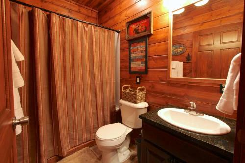 Base Camp Experience, Hottub, Jettedtubs, Grill, Great Location, Wifi