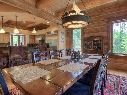 Souvenirs Lodge By Big Sky Vacation Rentals