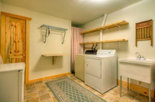 White Otter Cabin By Big Sky Vacation Rentals