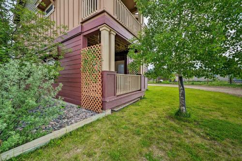 Rustic Ennis Townhome With Balcony - Walk To Downtown