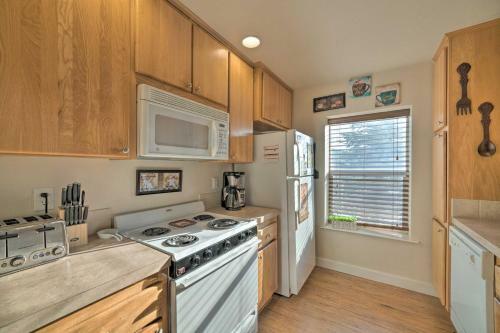 Rustic Ennis Townhome With Balcony - Walk To Downtown