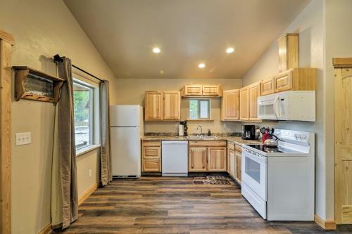 Custom Cabin With Grill And Fire Pit 7 Mi To Glacier!