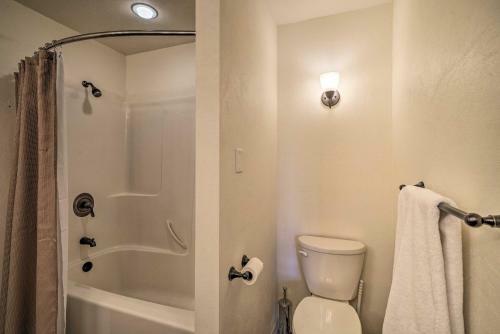 Updated Townhome With Hot Tub - Walk To Downtown!