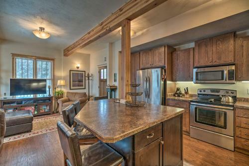 Updated Townhome With Hot Tub - Walk To Downtown!