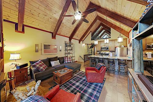 Brookside Townhome: 3 Beaches & Skiing Nearby Townhouse