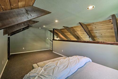 Rustic Townhouse With Fireplace, Less Than 1mi To Ski!