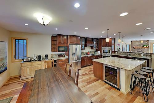 Immaculate Forest Home With Hot Tub - No Pets Home