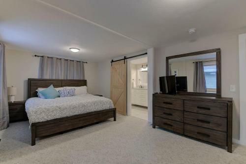Great Location. Sleeps 10. Hot Tub. Updated