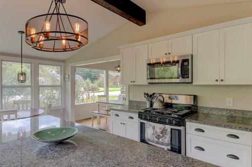 Great Location. Sleeps 10. Hot Tub. Updated