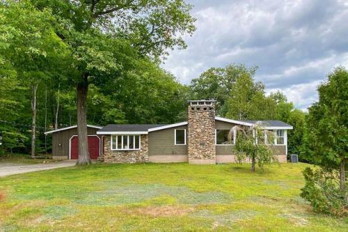 Great Location. Sleeps 10. Hot Tub. Updated