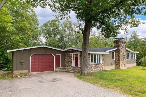 Great Location. Sleeps 10. Hot Tub. Updated