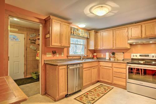 Spacious Bethlehem Mountaintop Home With Deck And View