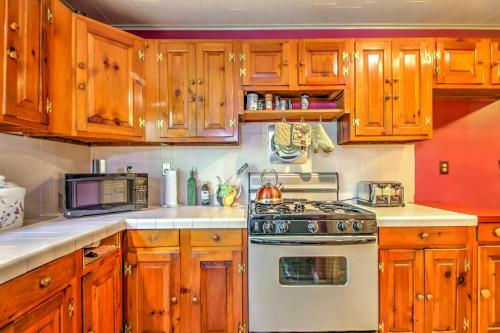 Rustic Intervale Hideaway With Deck And Wooded Views!