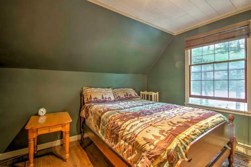 Rustic Intervale Hideaway With Deck And Wooded Views!