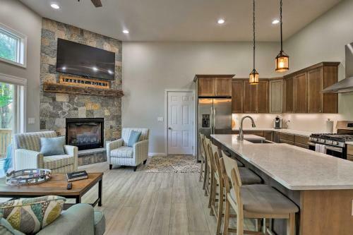 Gilford House With Deck And Grill - Mins To Beach!