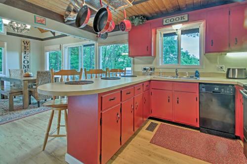 Conway Area Chalet With Mountain Views And Fire Pit!