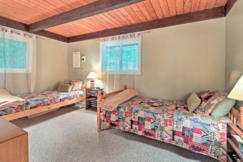 Conway Area Chalet With Mountain Views And Fire Pit!