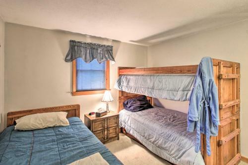 Lakeview Forest Cabin With Deck, Walk To Beach!
