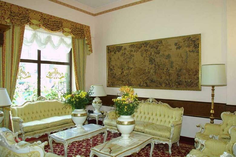 Mokinba Hotels King