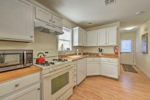 Charming Beach Cottage - Walk To Boardwalk!